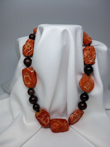 ONE STRAND SPONGE CORAL AND WOOD NECKLACE